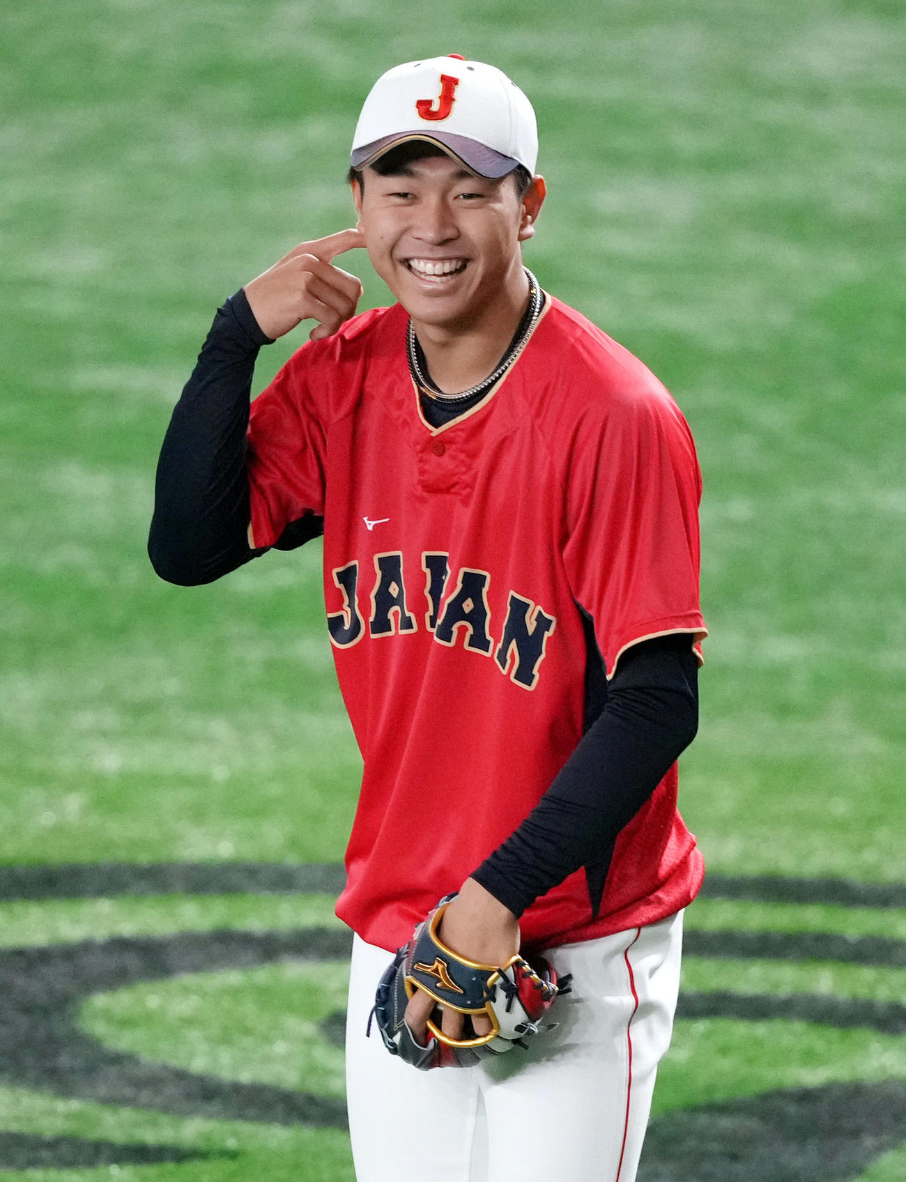 公式練習でのキャッチボールで笑顔を見せる高橋宏（撮影・狩俣裕三）