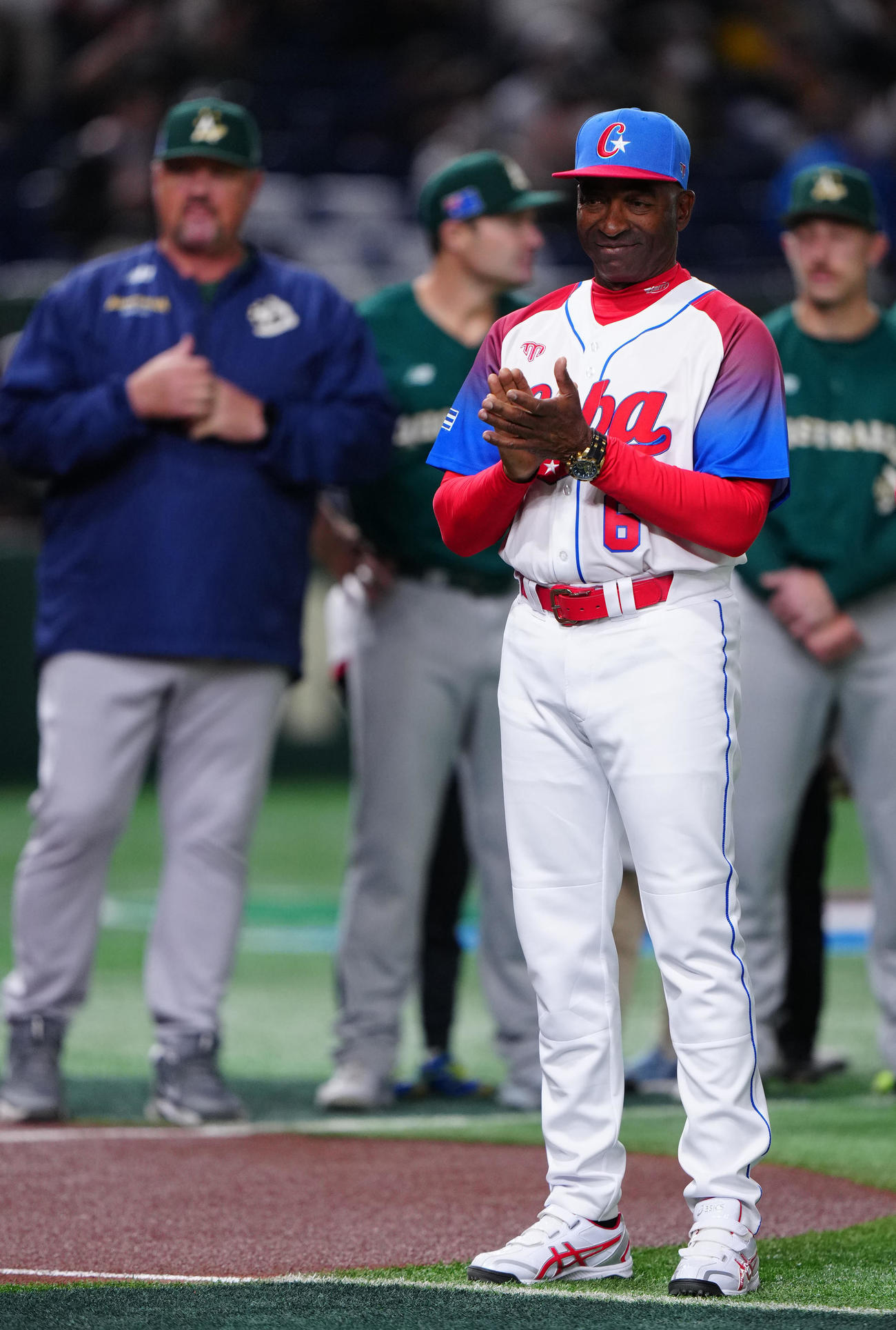 キューバ対オーストラリア　試合前セレモニーに臨むキューバ代表のヨンソン監督（撮影・江口和貴）
