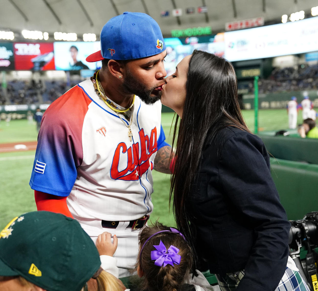 キューバ対オーストラリア　試合前、妻とキスするキューバ代表のモンカダ（撮影・江口和貴）
