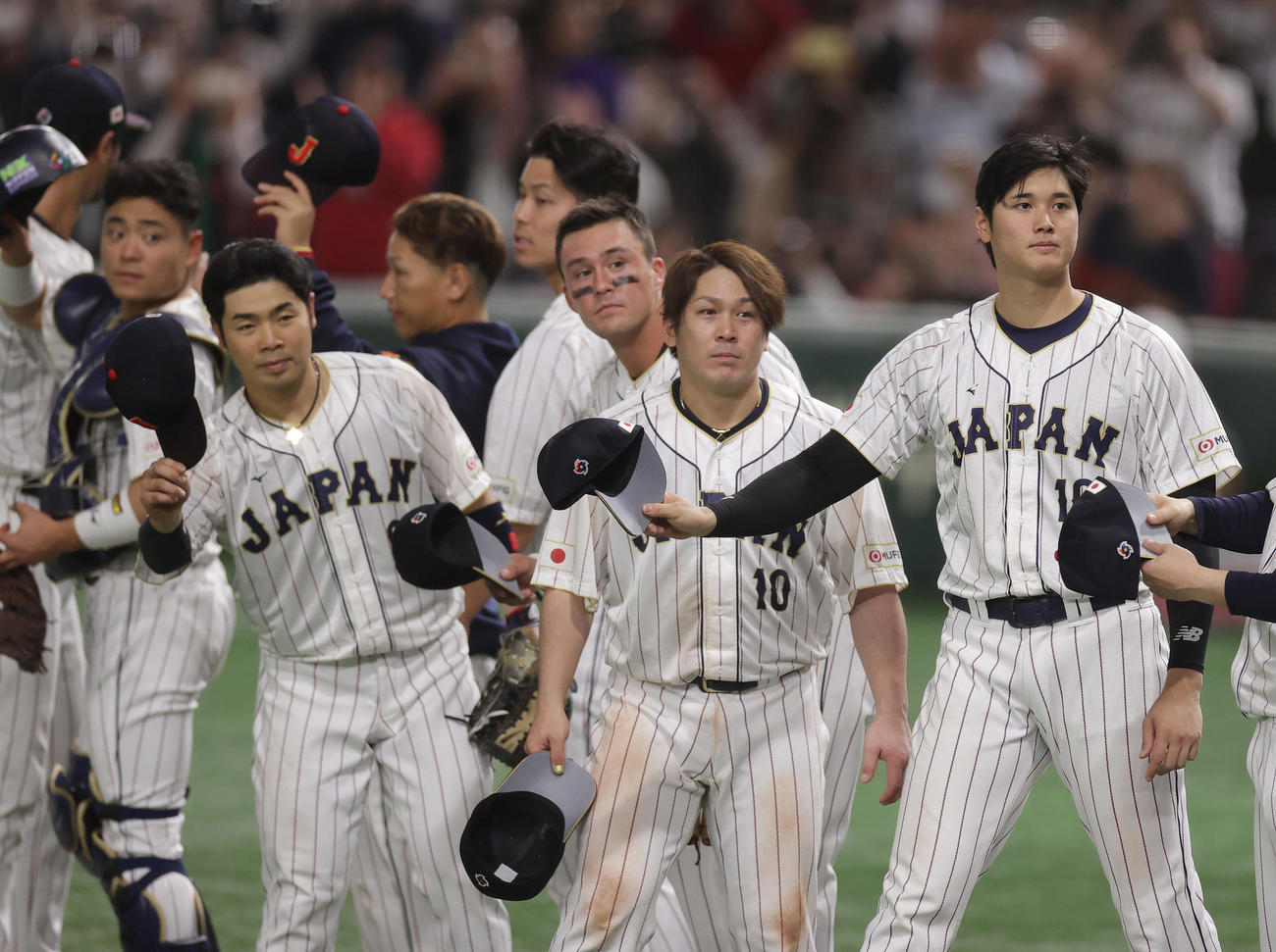 日本対イタリア　イタリアに勝利し、あいさつする大谷（右端）ら日本ナイン（撮影・前田充）