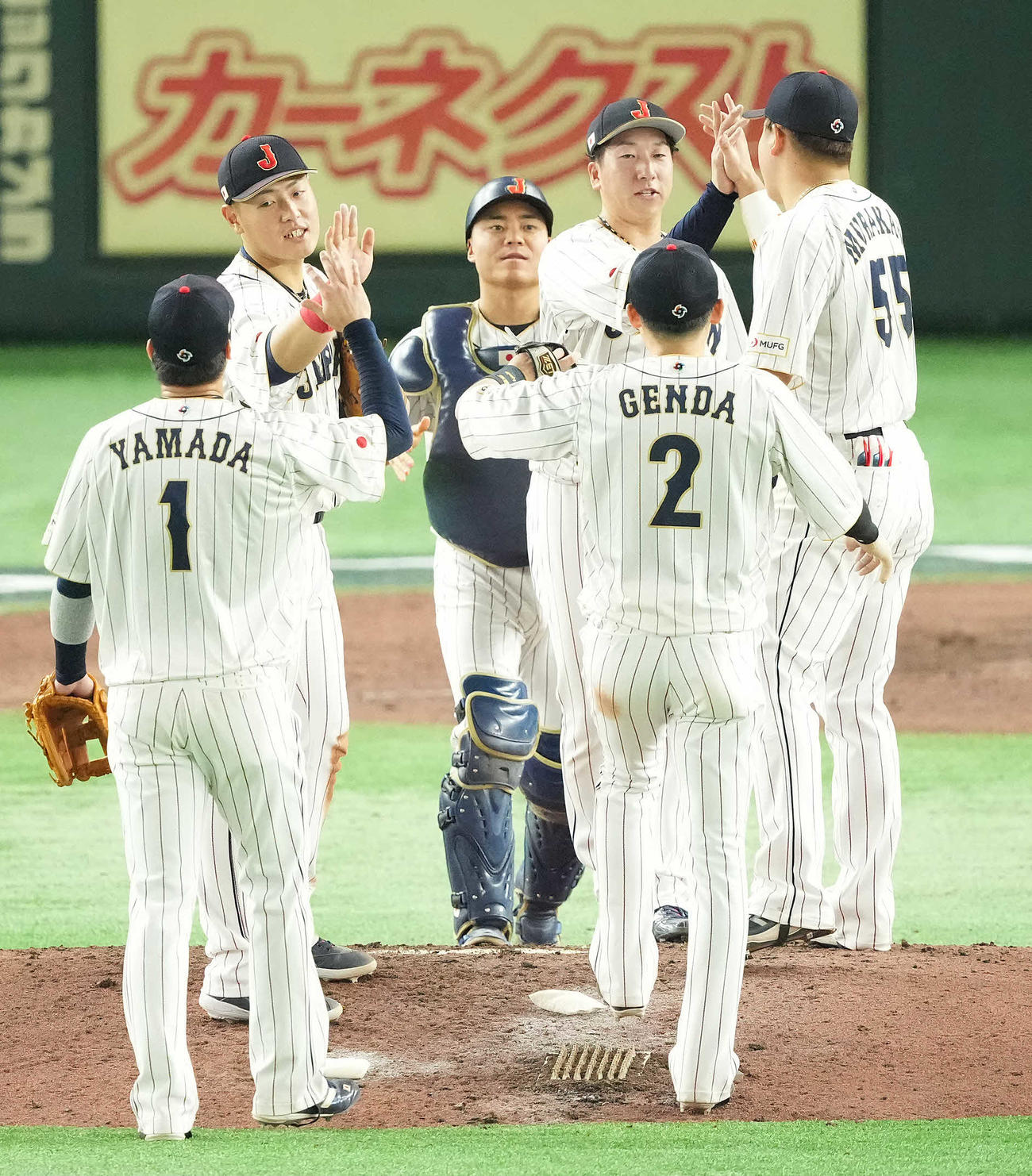 日本対イタリア　イタリアに勝利し準決勝進出を決め、ハイタッチする日本ナイン（撮影・鈴木みどり）