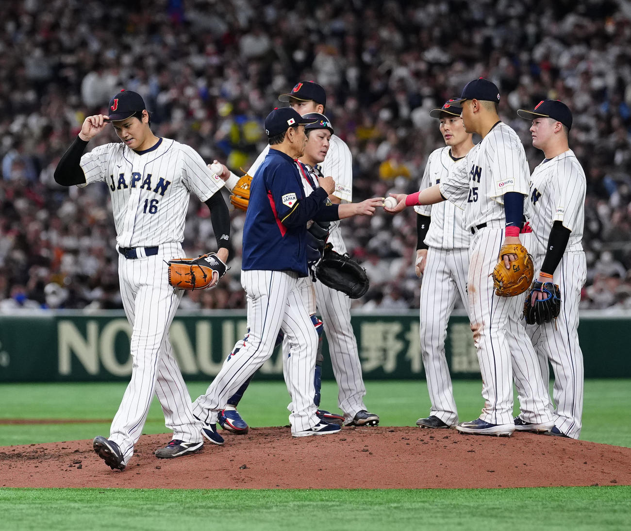日本対イタリア　5回表途中で降板する先発の大谷（左端）（撮影・江口和貴）