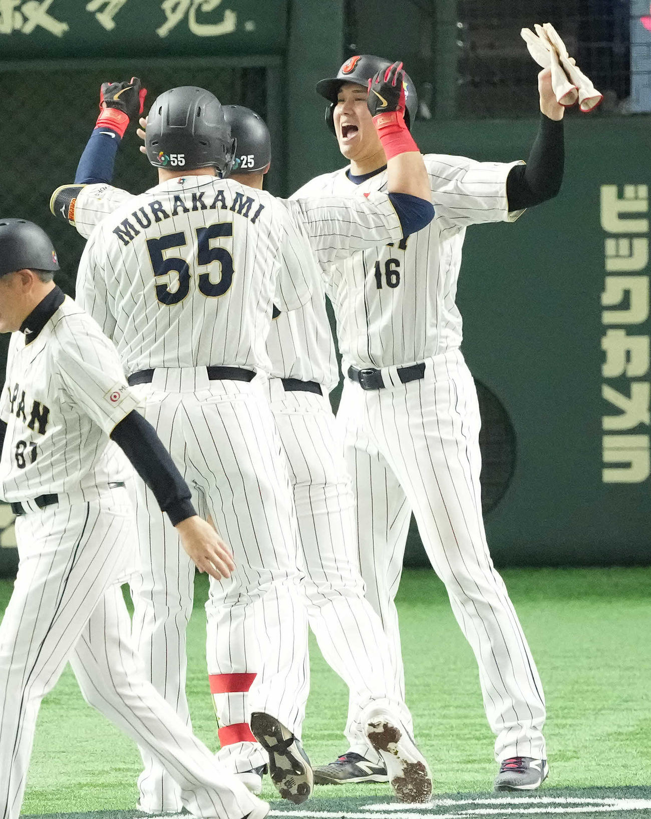 日本対イタリア　3回裏日本2死一、二塁、左越え3点本塁打を放った岡本を迎える大谷（右）（撮影・鈴木みどり）