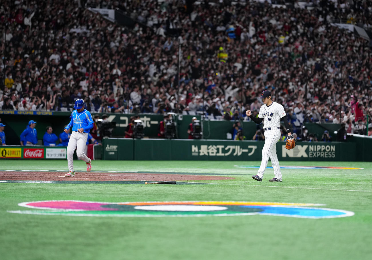 日本対イタリア　4回表イタリア2死一、二塁、マストロボニを左飛に仕留め、ガッツポーズを見せる大谷（右）（撮影・江口和貴）