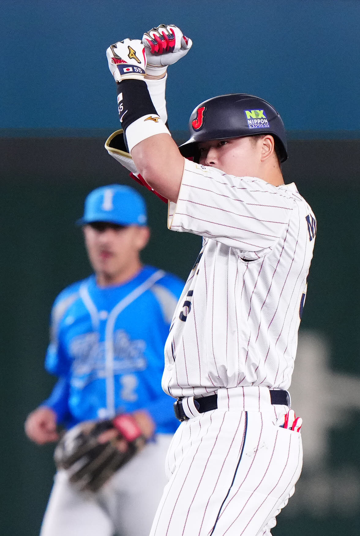 日本対イタリア　5回裏日本無死一、二塁、適時二塁打を放ち、塁上でペッパーミル・パフォーマンスを見せる村上（撮影・江口和貴）