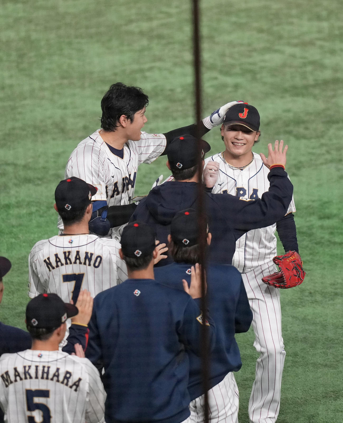 日本対イタリア　5回表を終え、大谷（左）に迎えられる伊藤（撮影・狩俣裕三）