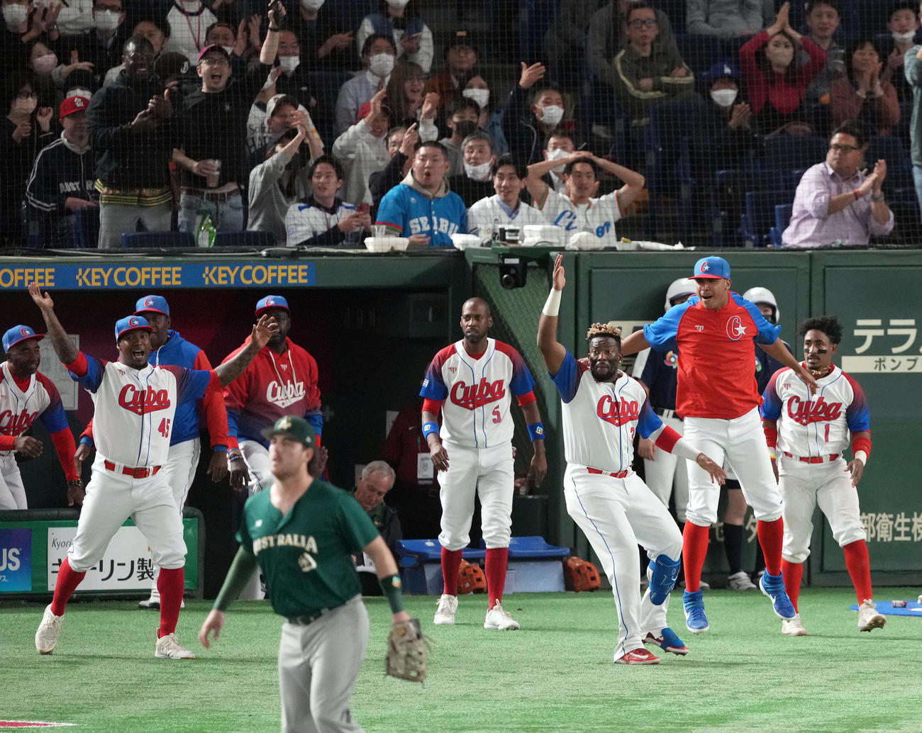 キューバ対オーストラリア　5回裏キューバ1死満塁、ギベルトが2点適時打を放ち、ベンチを飛び出して喜ぶキューバの選手たち（撮影・狩俣裕三）