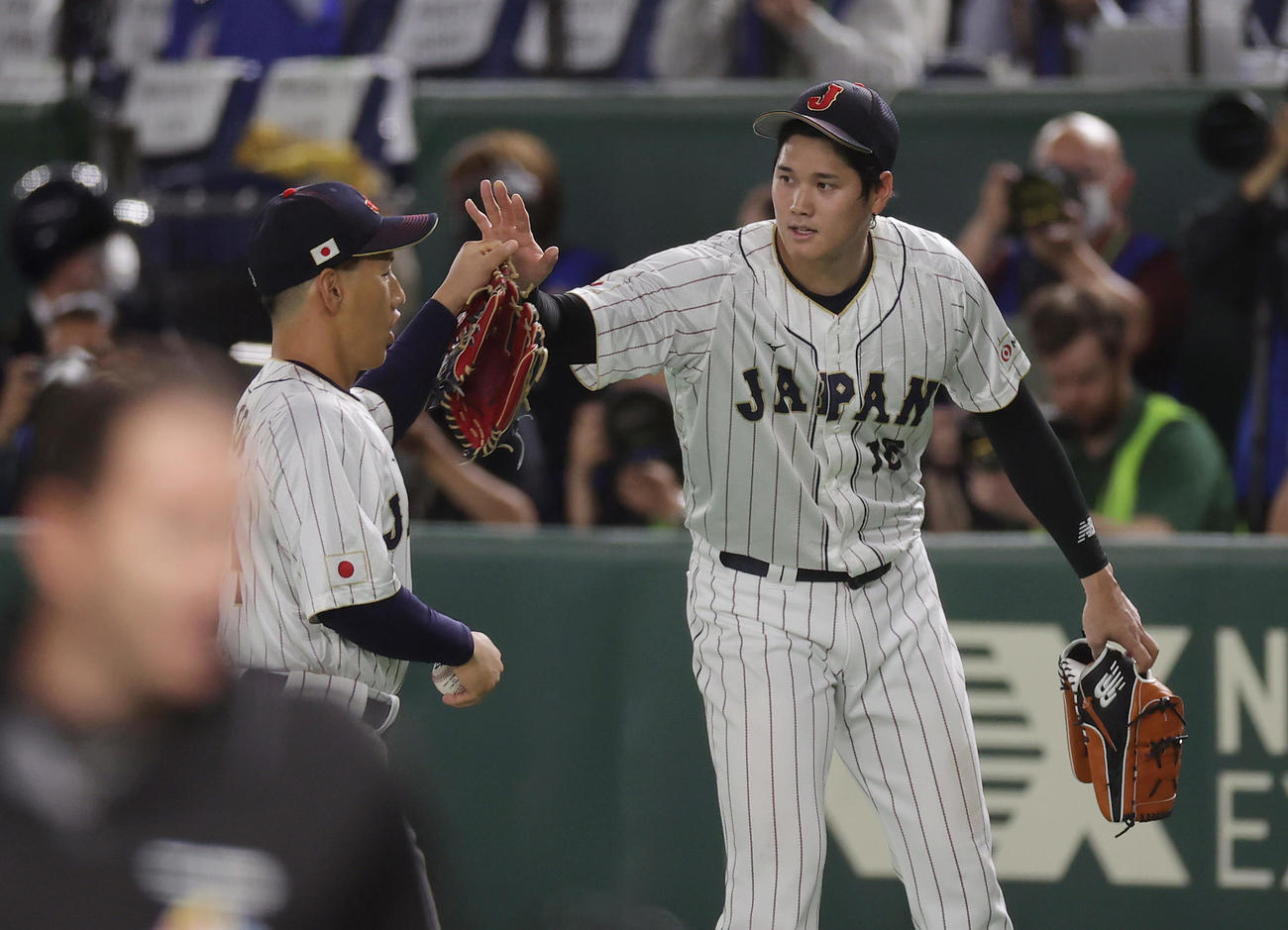 日本対イタリア　4回表イタリア2死一、二塁、好守を見せた吉田（左）をタッチで迎える大谷（撮影・前田充）