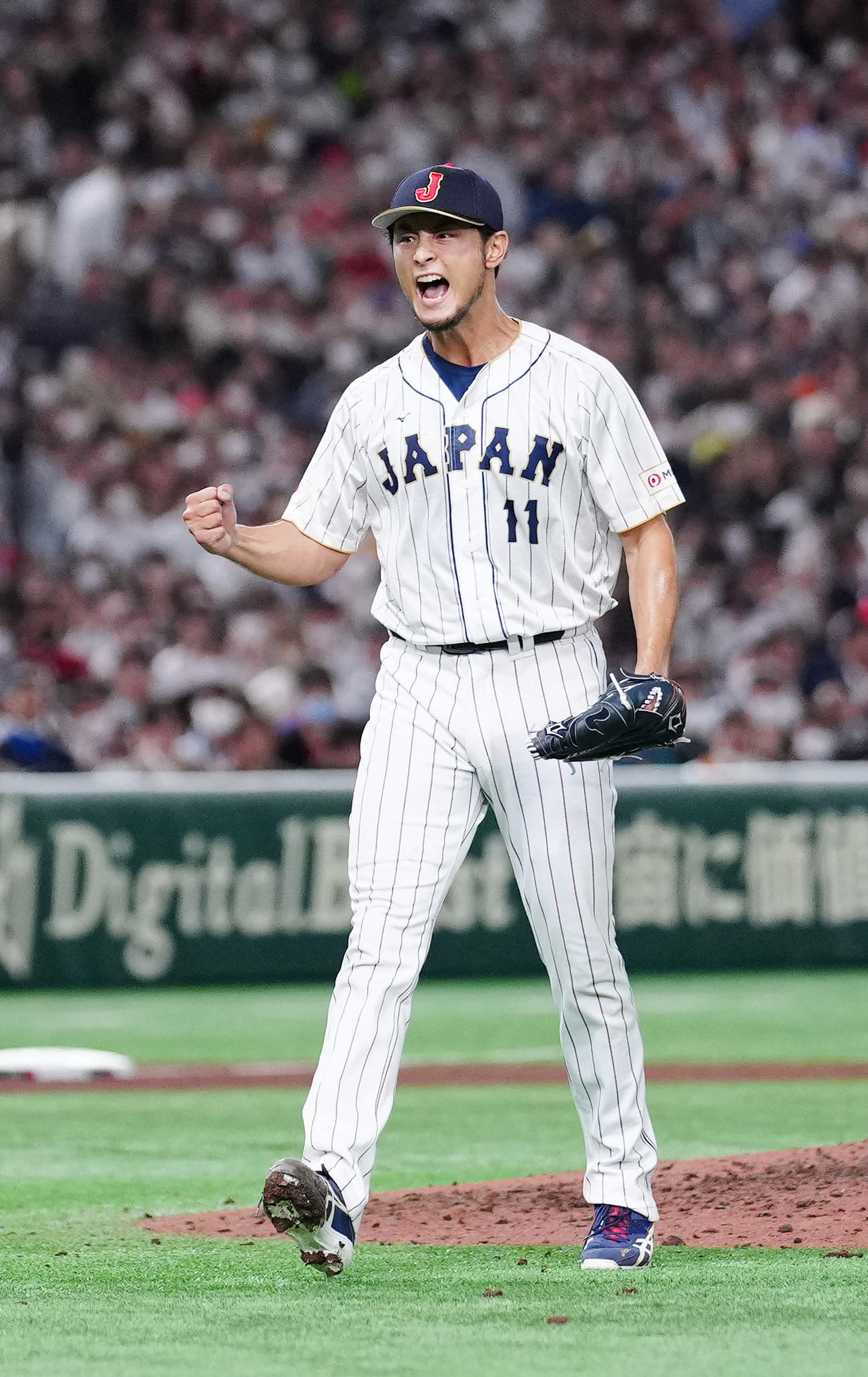 日本対イタリア　7回表イタリア2死、フレリクを遊ゴロに仕留め、ガッツポーズを見せるダルビッシュ（撮影・江口和貴）