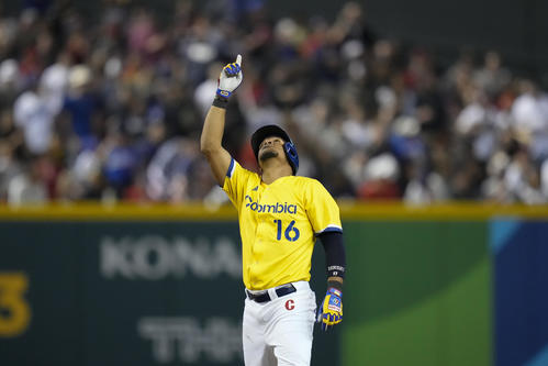 3回、勝ち越しの適時二塁打を放ったコロンビアのロドリゲス（AP）