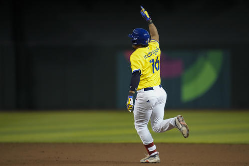 3回、勝ち越しの適時二塁打を放ったコロンビアのロドリゲス（AP）