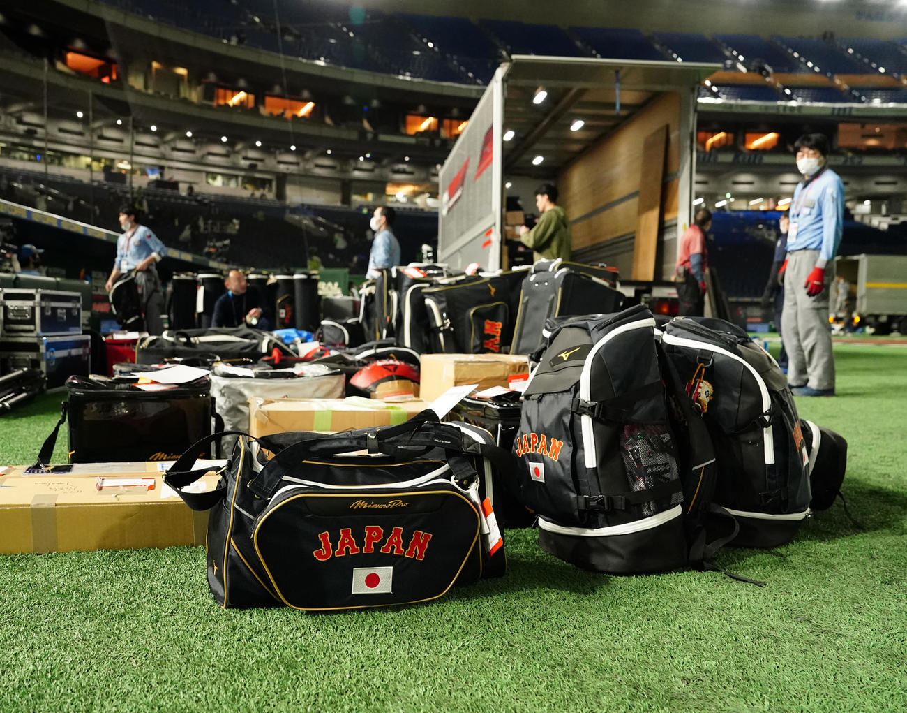 日本対イタリア　試合後、米国移動のため、運ばれる日本代表の荷物（撮影・江口和貴）
