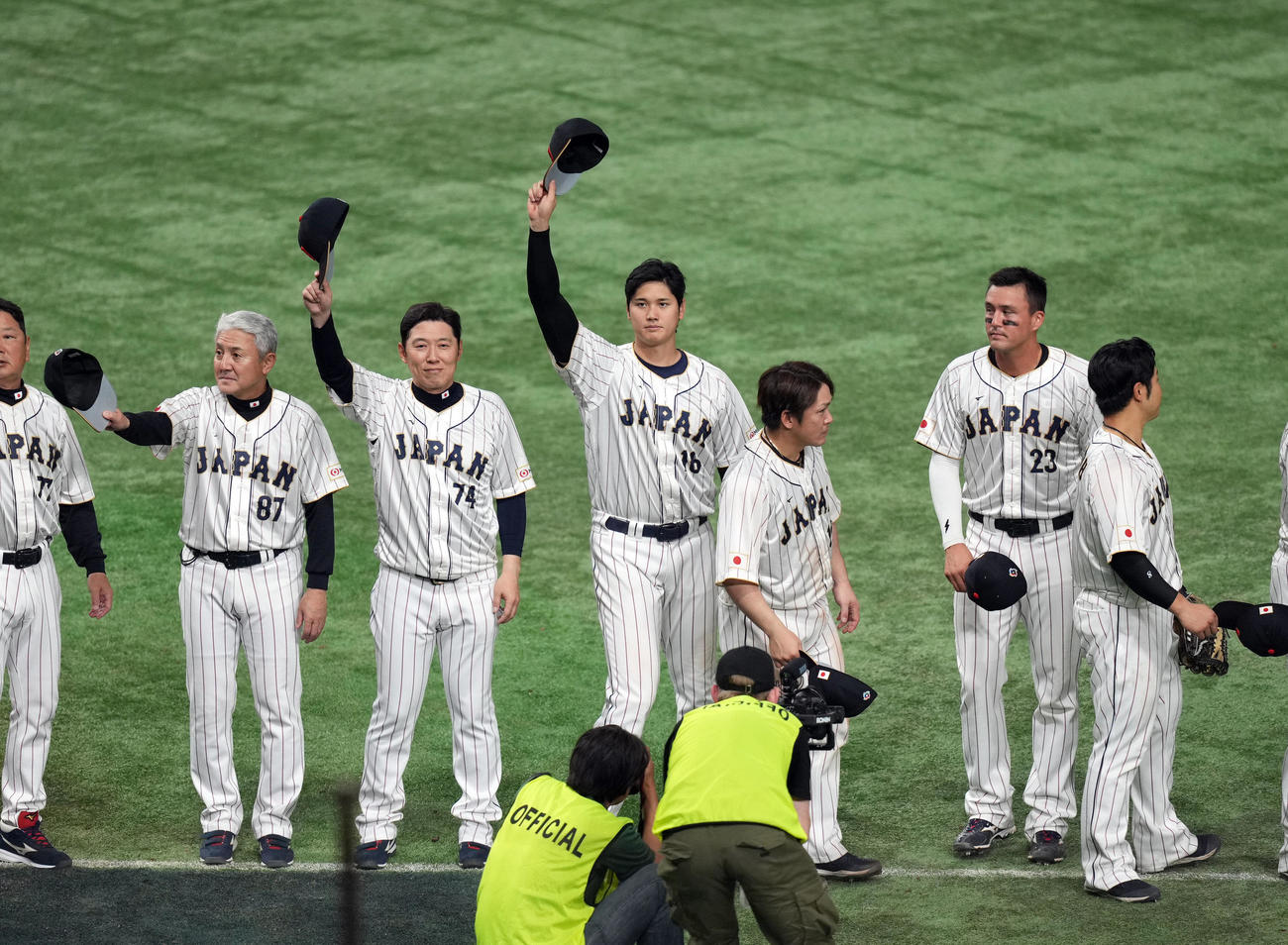 日本対イタリア　準決勝進出を決め、ファンの声援に応える大谷（中央）ら日本代表の選手たち（撮影・狩俣裕三）