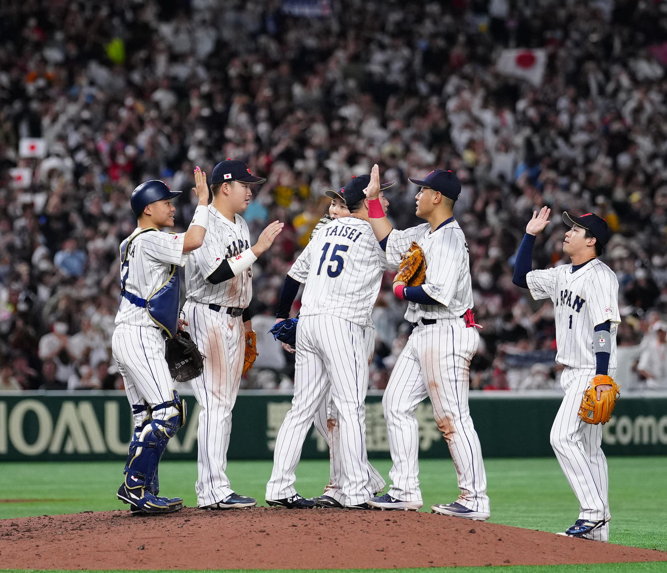 日本対イタリア　試合後、勝利のタッチを交わす日本の選手たち（撮影・江口和貴）