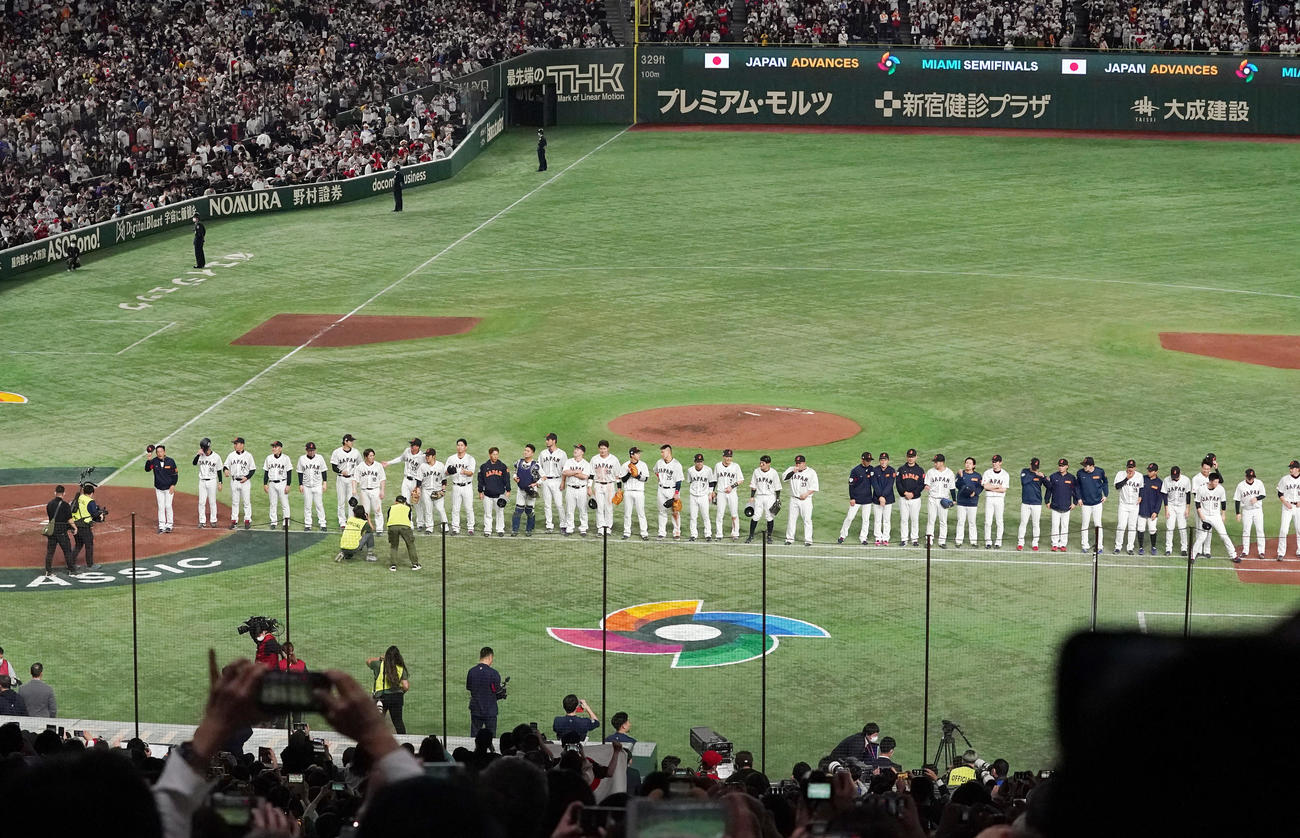日本対イタリア　準決勝進出を決め、ファンにあいさつする日本代表の選手たち（撮影・狩俣裕三）