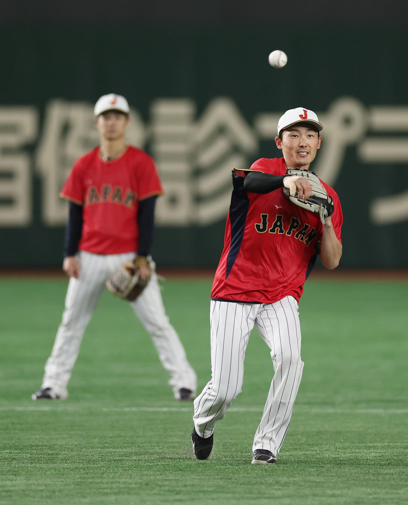 ノックを受ける源田。後方は中野（2023年3月14日）