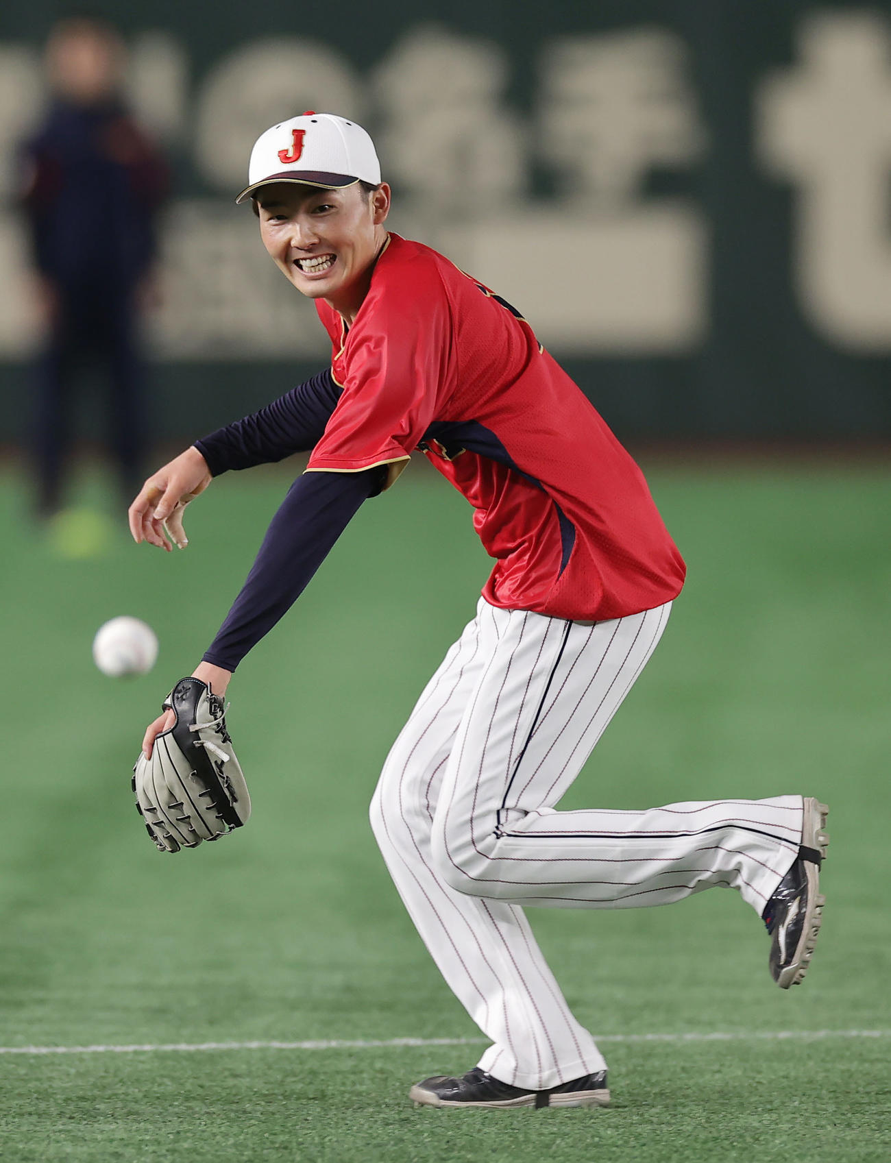 日本対イタリア　試合前練習でノックを受ける源田（撮影・前田充）