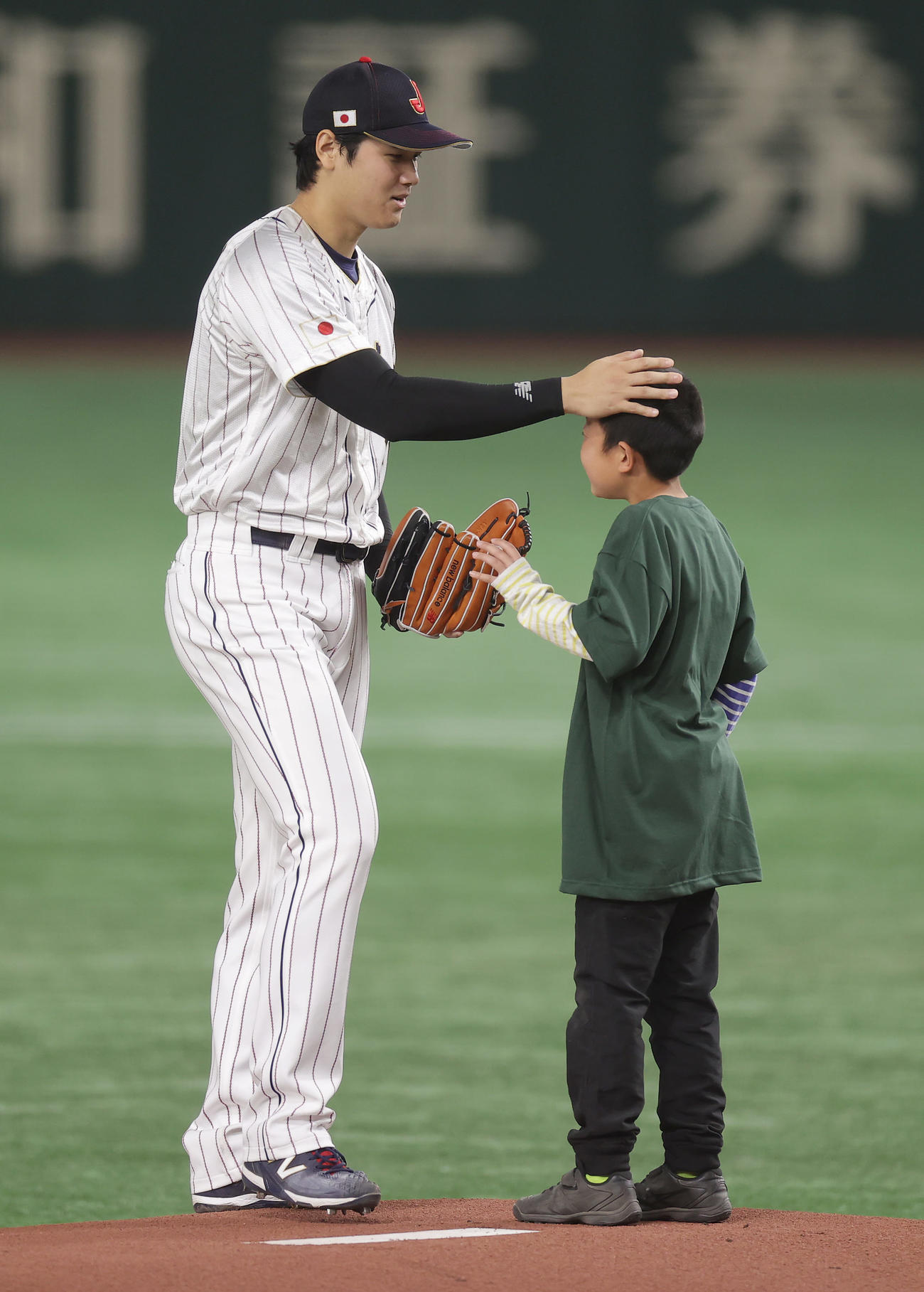 日本対イタリア　1回表、ボールを受け取りボールボーイの頭をなでる大谷（撮影・前田充）