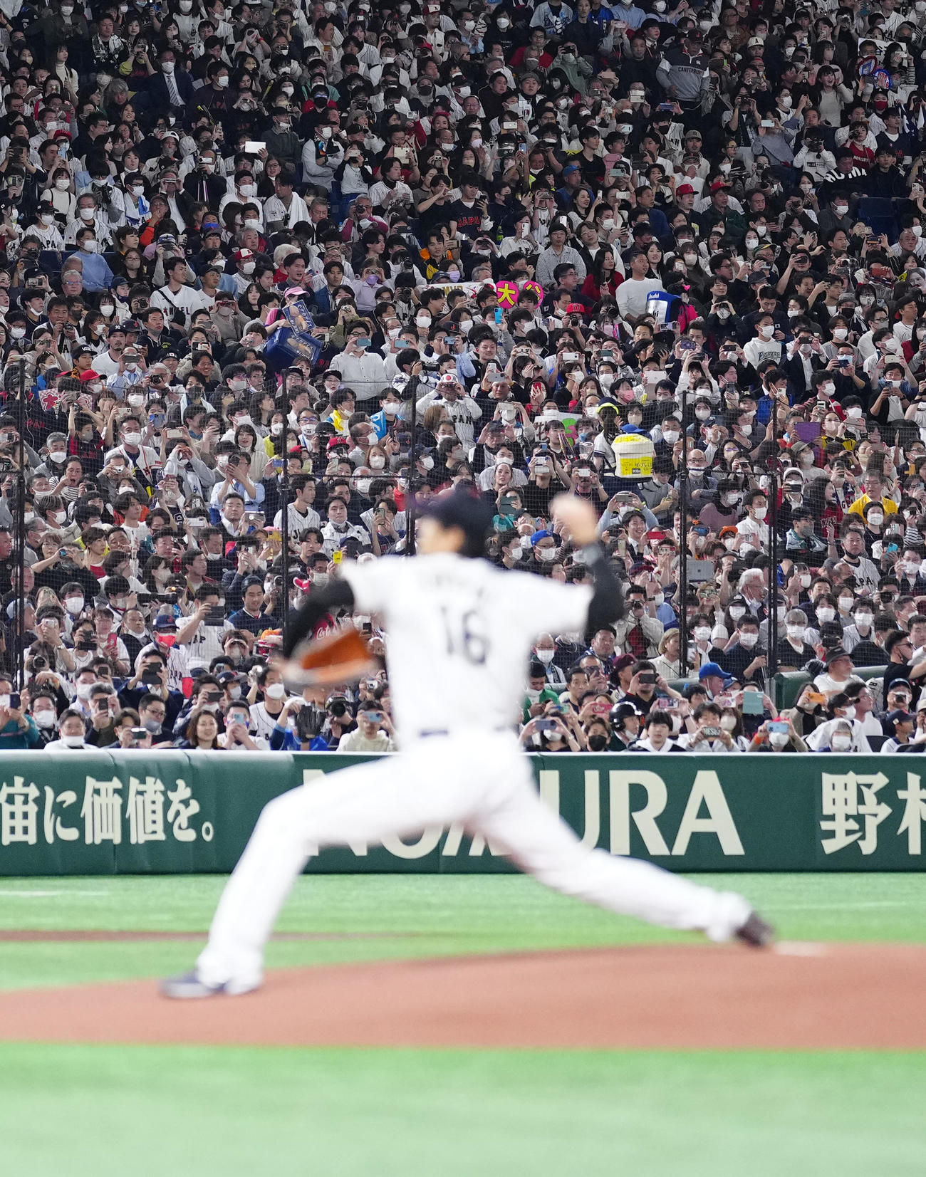 日本対イタリア　1回表、マウンドに上がる先発の大谷（手前）を見つめる観客（撮影・江口和貴）