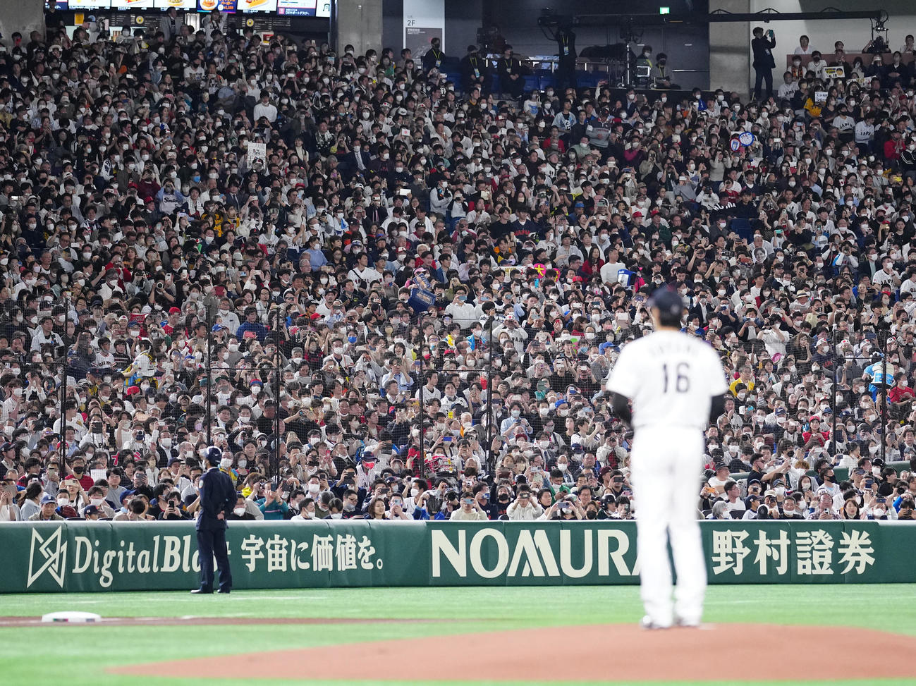 日本対イタリア　1回表、マウンドに上がる先発の大谷（手前）を見つめる観客（撮影・江口和貴）