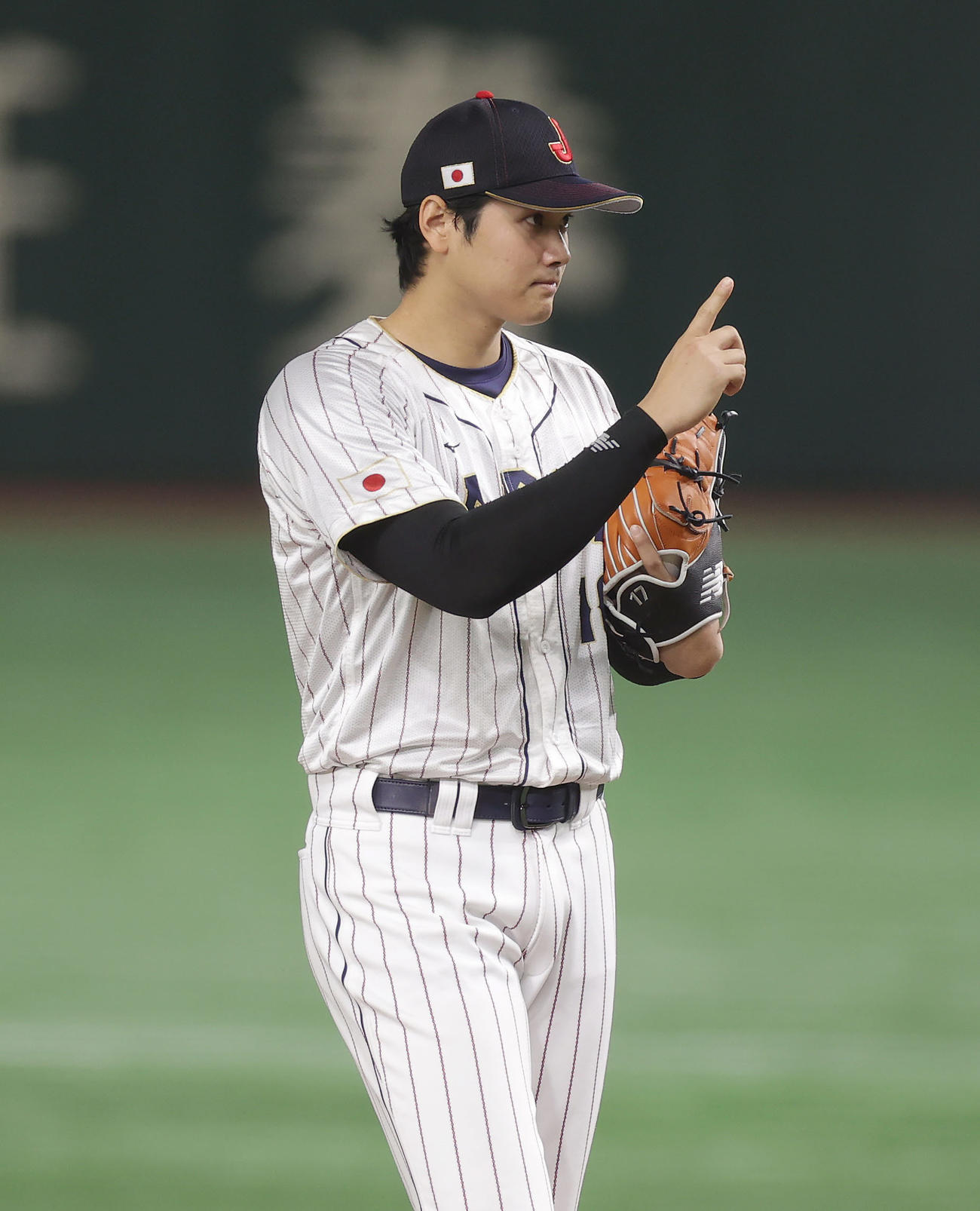 日本対イタリア　1回表、マウンドに上がり人さし指を立てる大谷（撮影・前田充）