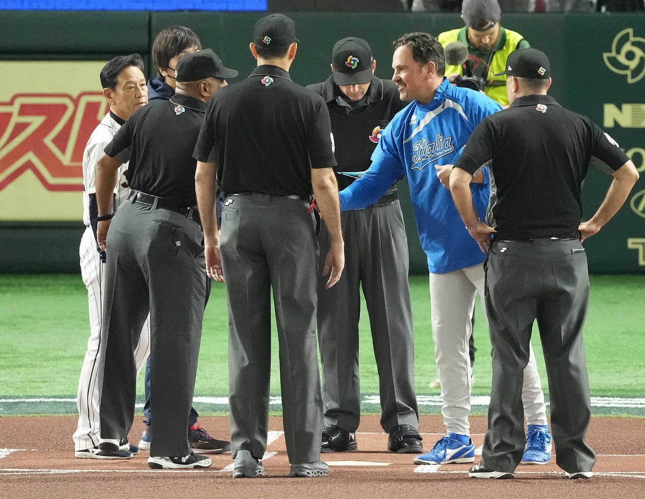 日本対イタリア　試合前、メンバー表の最終確認を行う栗山監督（左）とイタリアのピアザ監督（右から2人目）（撮影・鈴木みどり）