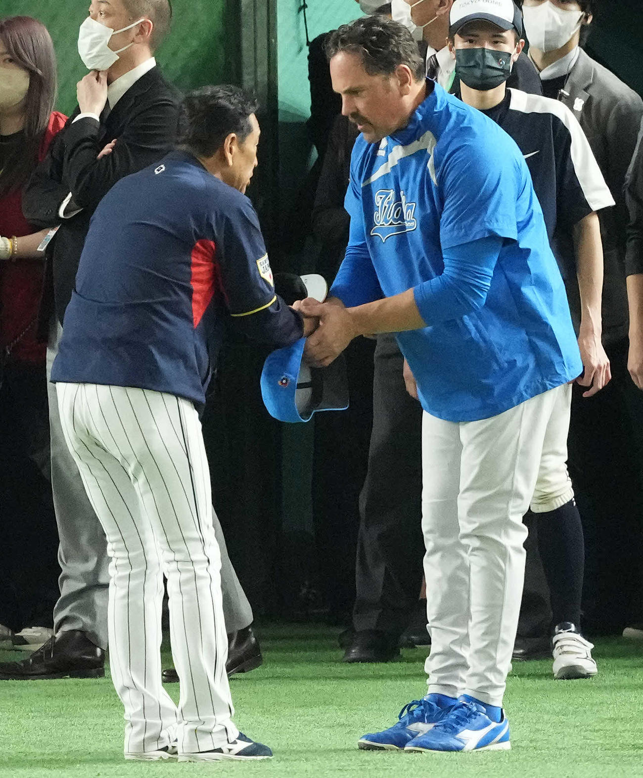 日本対イタリア　試合後、握手を交わす栗山監督（左）とイタリアのピアザ監督（撮影・鈴木みどり）