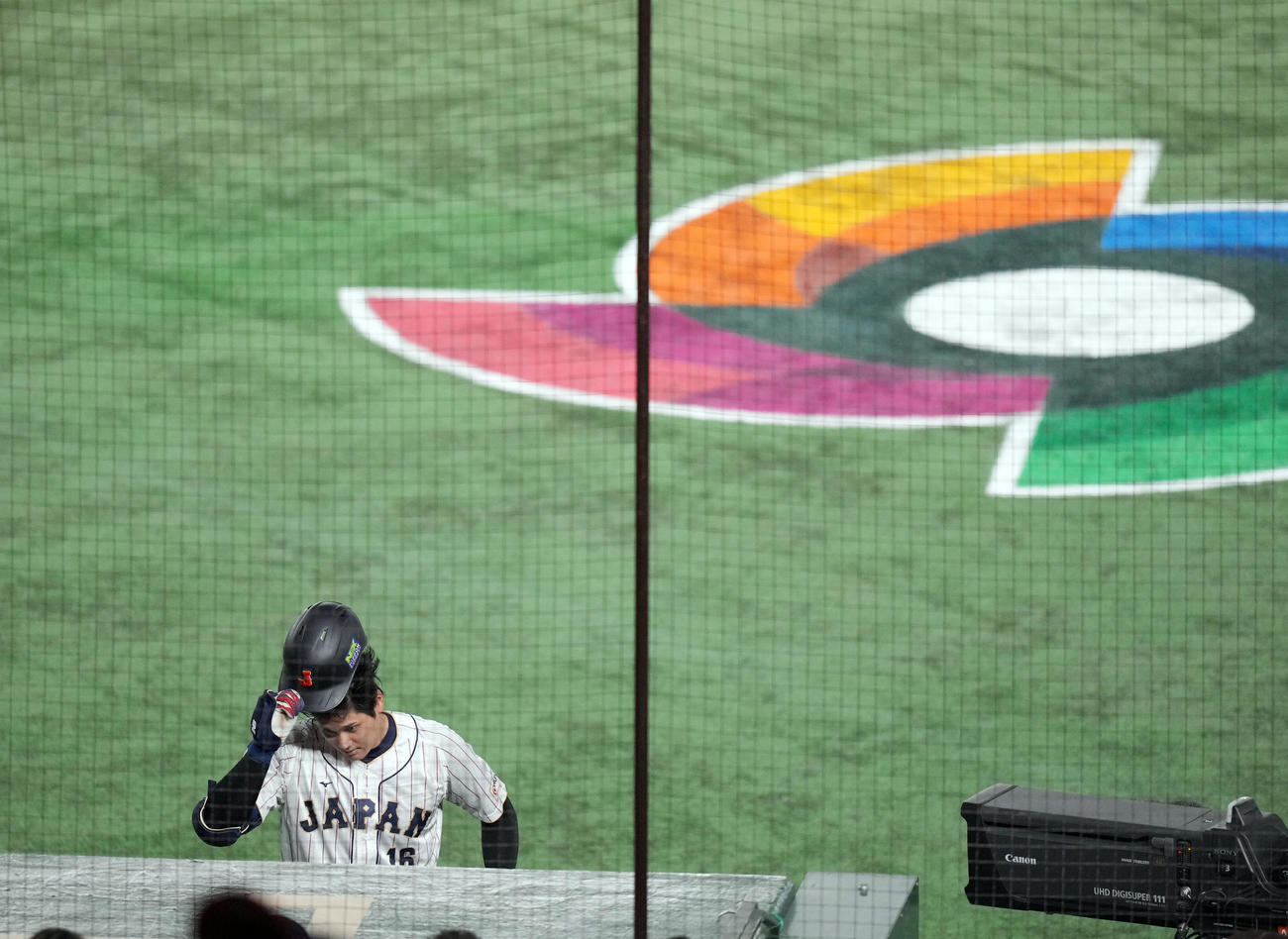 日本対イタリア　1回裏日本無死一、二塁、遊直に打ち取られる大谷（撮影・狩俣裕三）