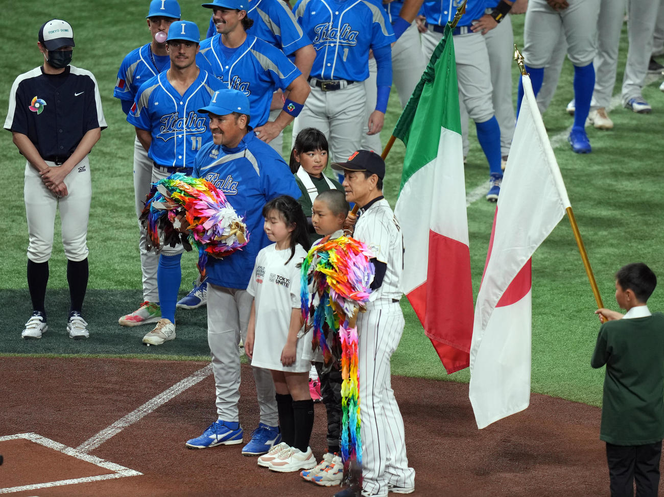 日本対イタリア　試合前セレモニーで記念撮影をするピアザ監督（左）と栗山監督（撮影・狩俣裕三）