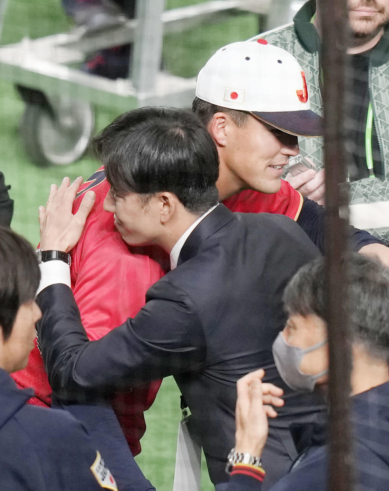 日本対イタリア　試合前、斎藤氏（右）と抱き合うヌートバー（撮影・狩俣裕三）