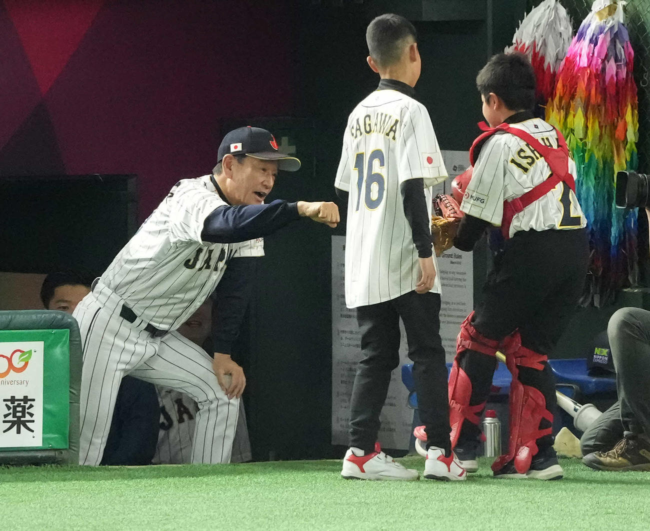日本対イタリア　始球式を終えた佐川遥輝くん（中央）、石原壮真くん（右）とタッチを交わす栗山英樹監督（撮影・鈴木みどり）