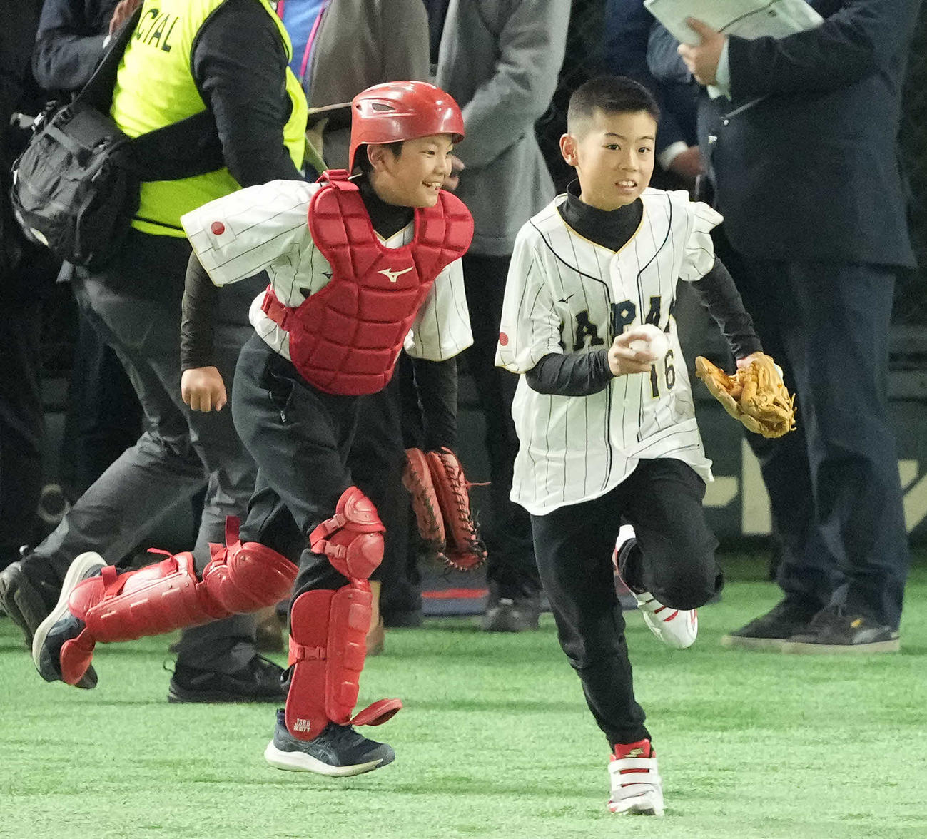 日本対イタリア　始球式にダッシュで向かう佐川遥輝くん（右）と石原壮真くん（撮影・鈴木みどり）