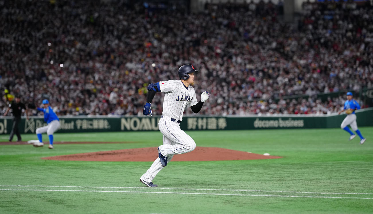 日本対イタリア　3回裏日本1死一塁、セーフティーバントを決める大谷（撮影・江口和貴）