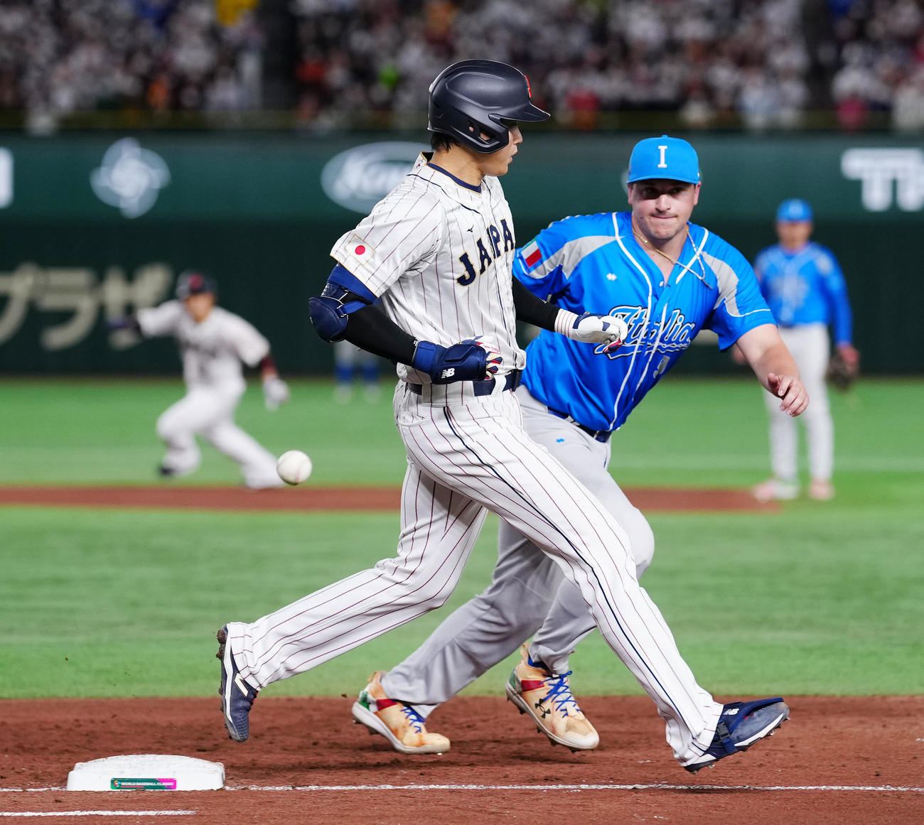 日本対イタリア　3回裏日本1死一塁、セーフティーバントを決める大谷（撮影・江口和貴）