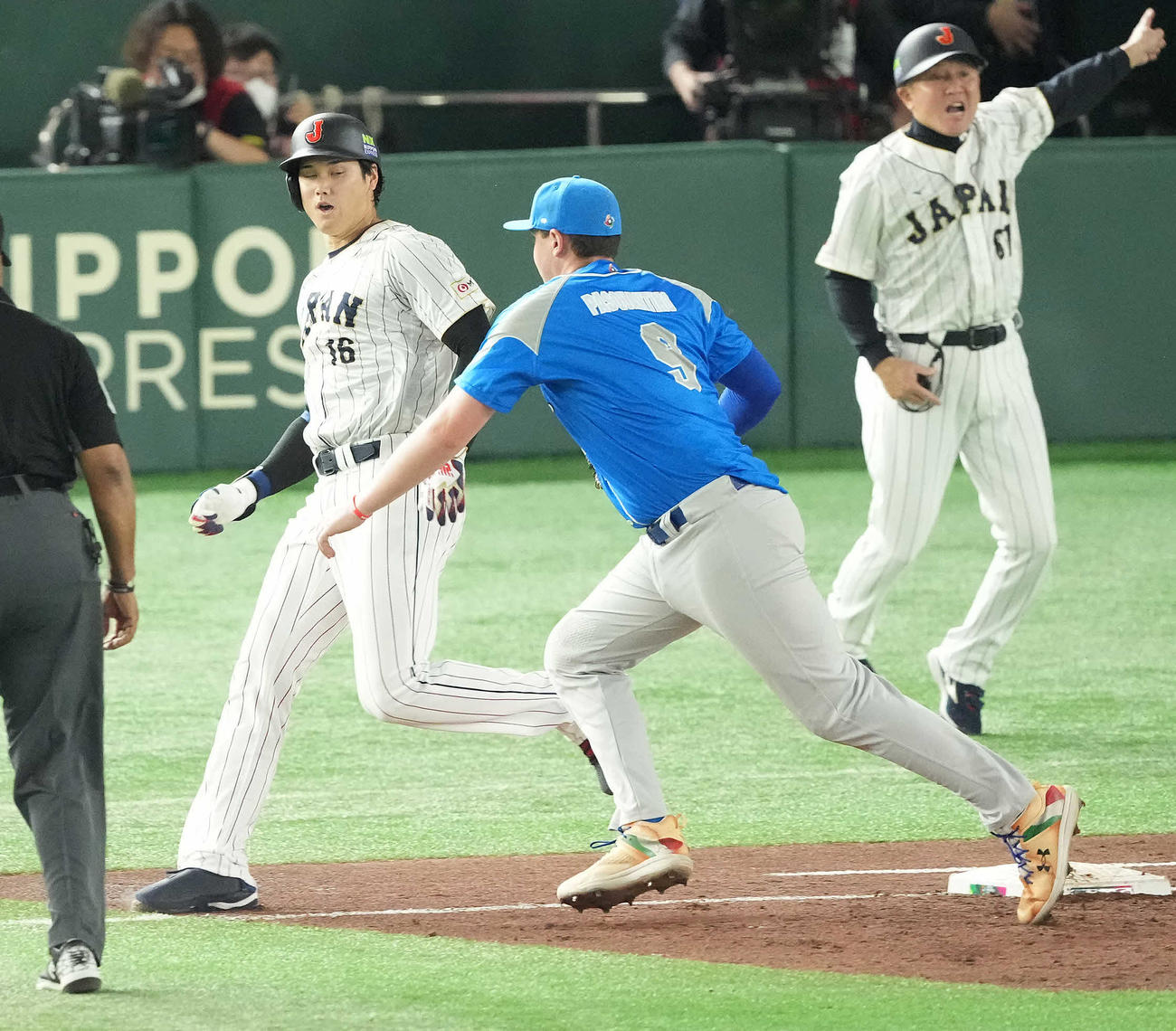 日本対イタリア　3回裏日本1死一塁、セーフティーバントを決め一塁へ駆け込む大谷（撮影・鈴木みどり）