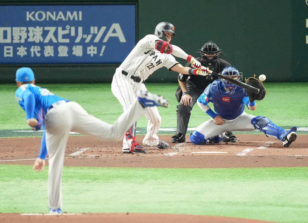 日本対イタリア　1回裏日本無死、左前打を放つヌートバー。投手ラカステラニ（撮影・鈴木みどり）