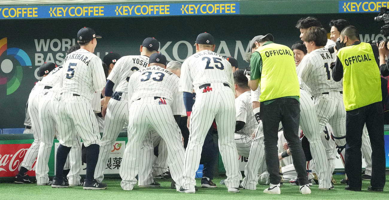 日本対イタリア　試合前、円陣を組む日本ナイン（撮影・鈴木みどり）