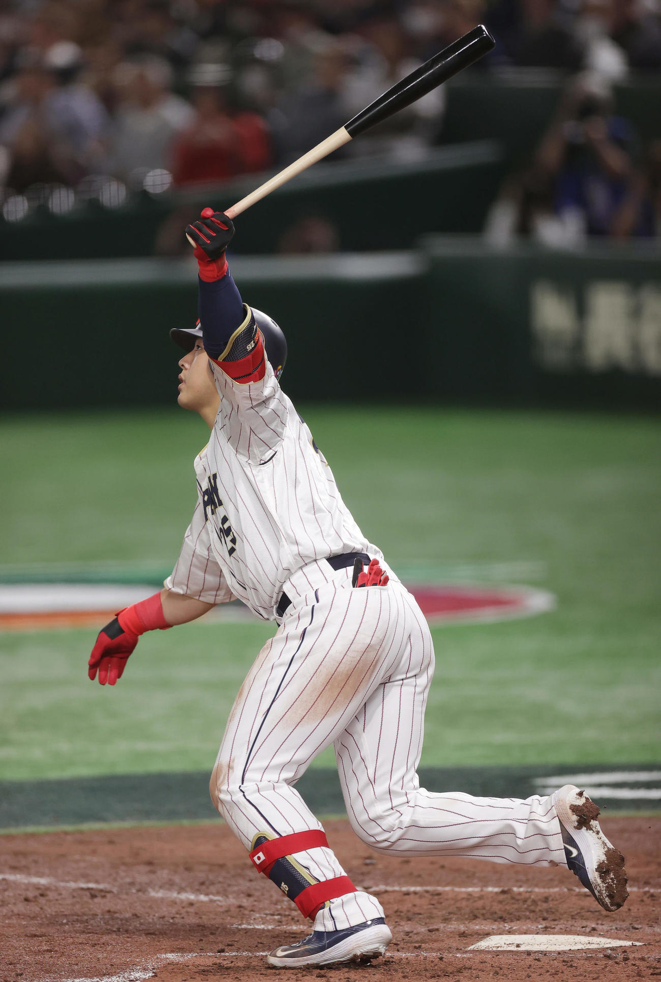 日本対イタリア　3回裏日本2死一、二塁、左越え3点本塁打を放つ岡本（撮影・前田充）