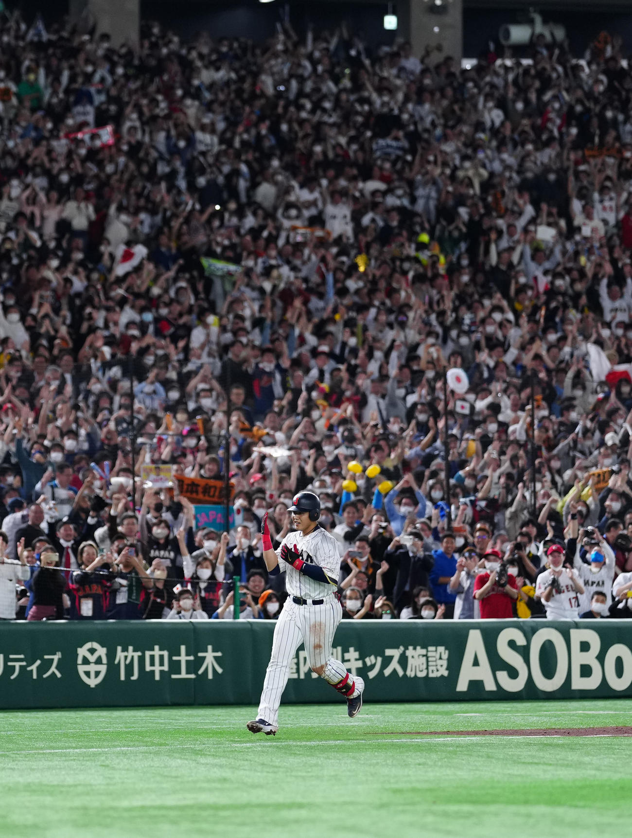日本対イタリア　3回裏日本2死一、二塁、3点本塁打を放ち、ダイヤモンドを1周する岡本（撮影・江口和貴）