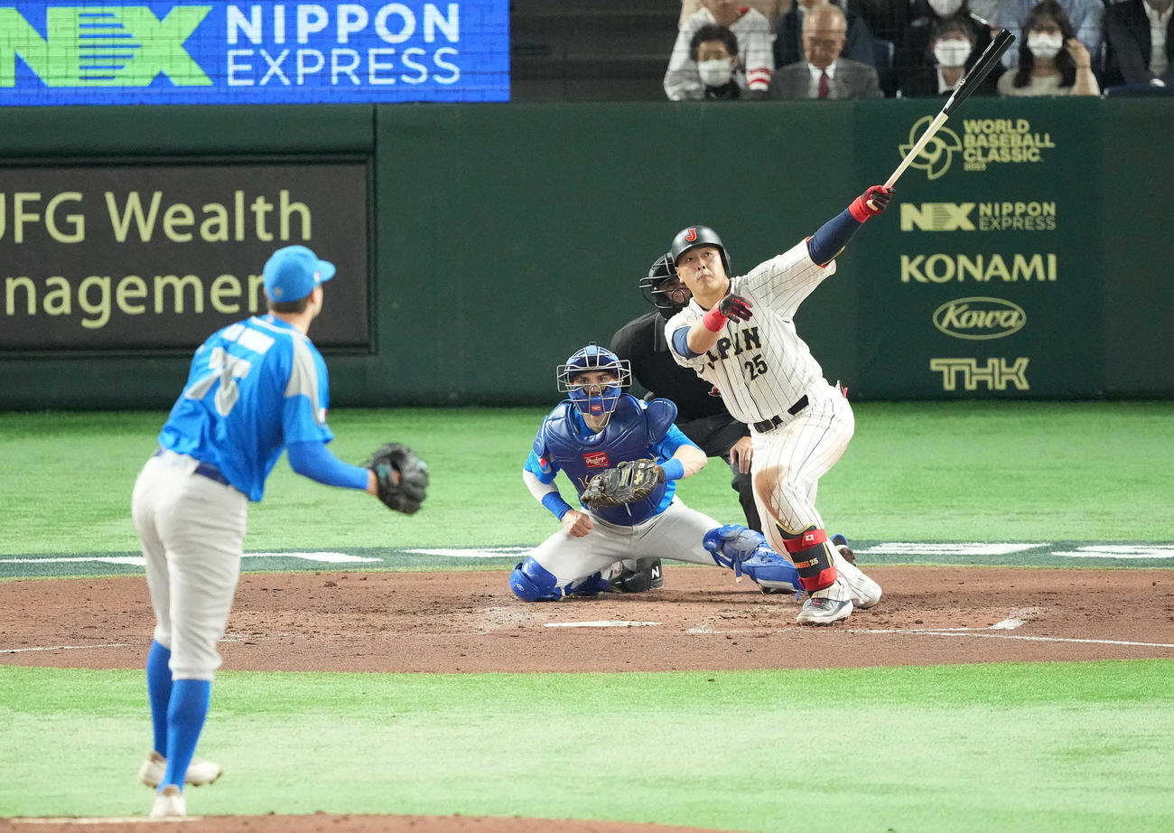 日本対イタリア　3回裏日本2死一、二塁、左越え3点本塁打を放つ岡本。投手ラソーサ（撮影・鈴木みどり）
