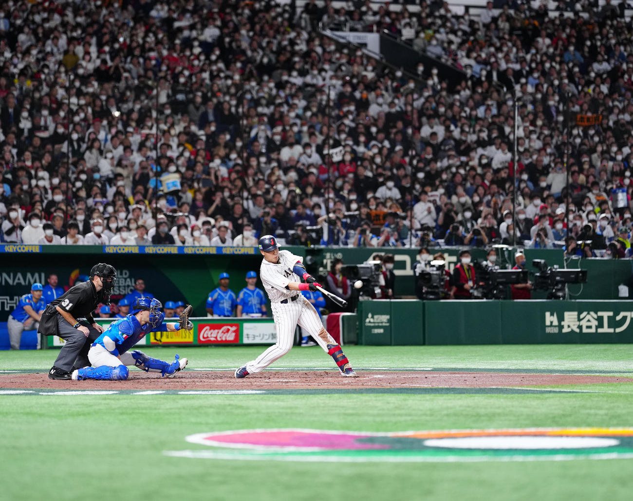 日本対イタリア　3回裏日本2死一、二塁、左越え3点本塁打を放つ岡本（撮影・江口和貴）