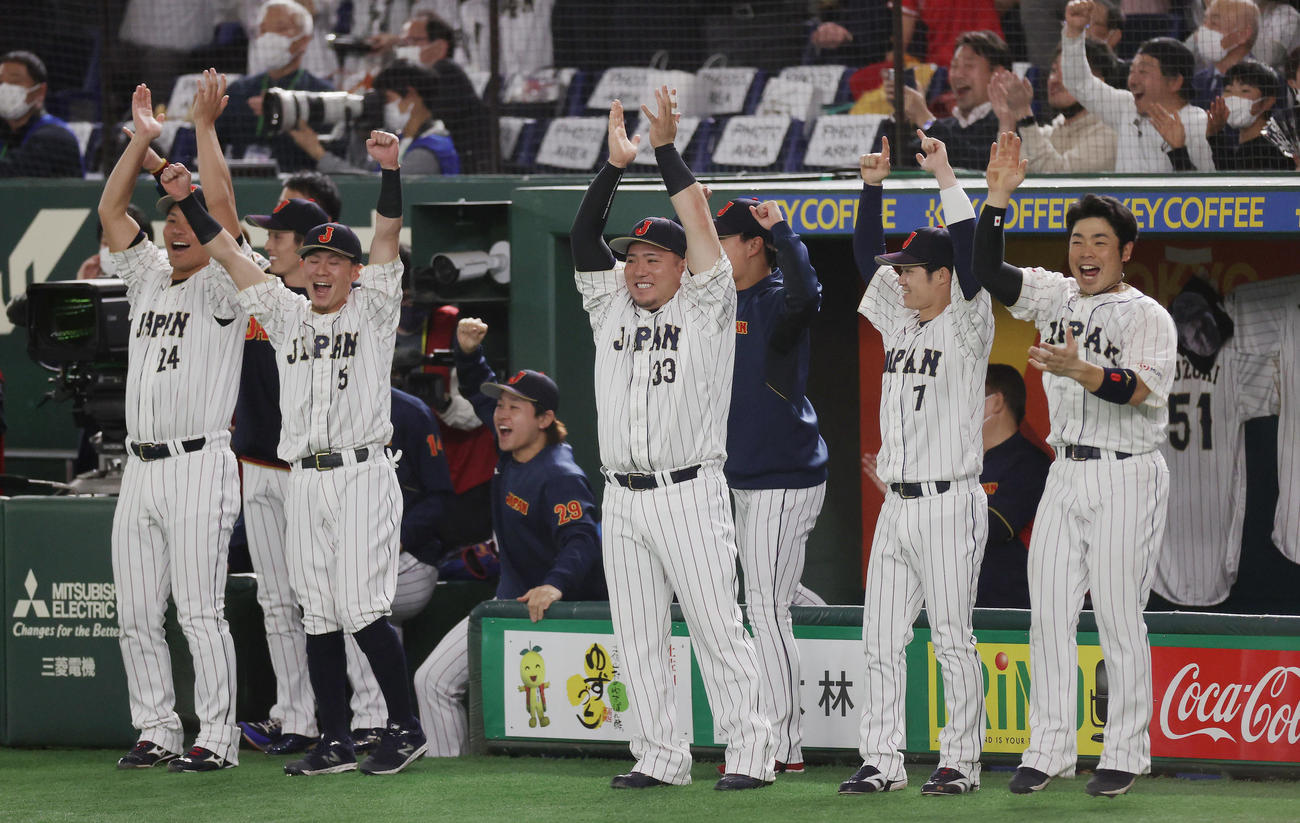 日本対イタリア　3回裏日本2死一、二塁、岡本が3点本塁打を放ちベンチを飛び出して喜ぶ日本ナイン（撮影・前田充）