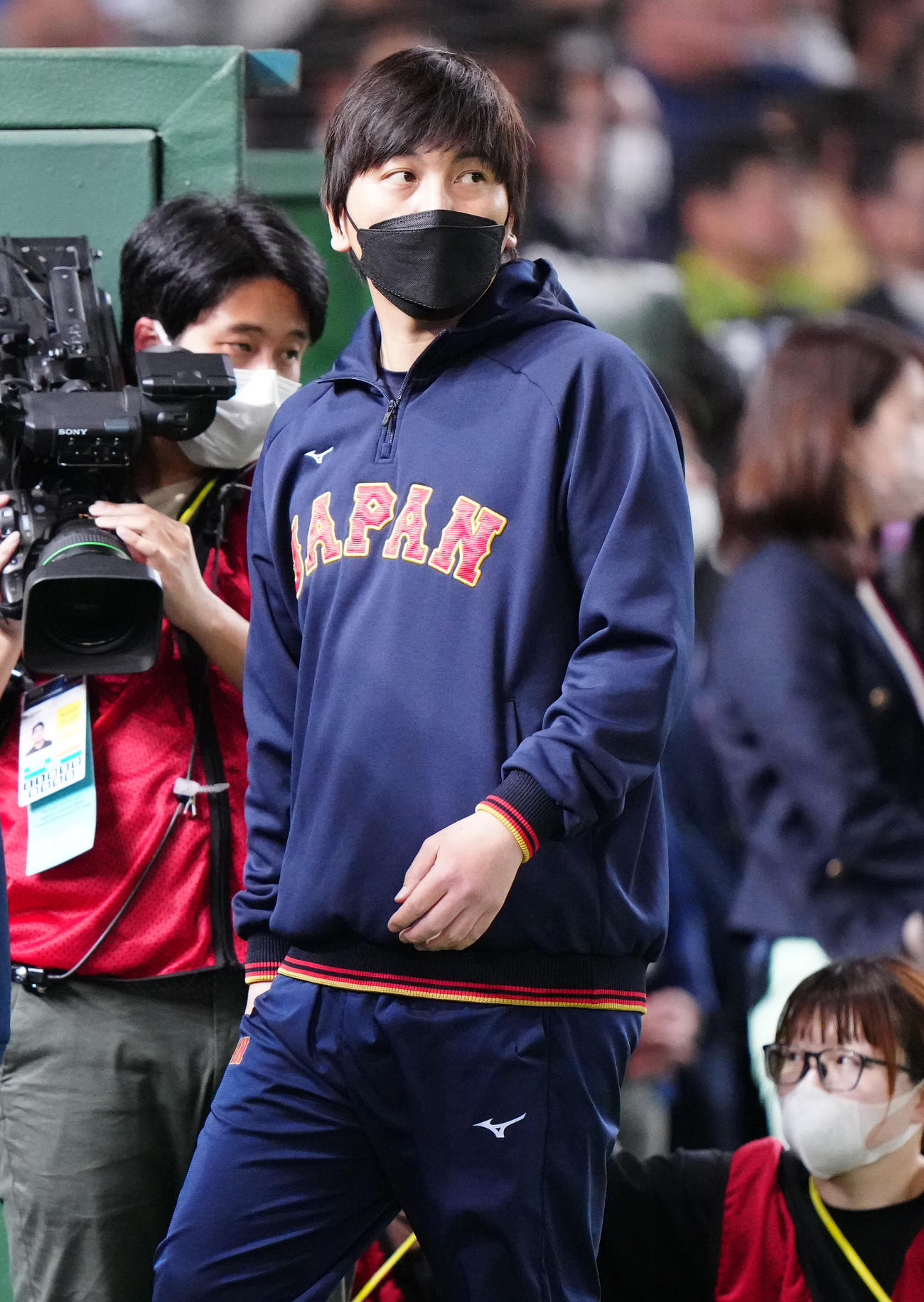 日本対イタリア　試合前、ベンバー表の確認に同行した水原通訳（撮影・江口和貴）