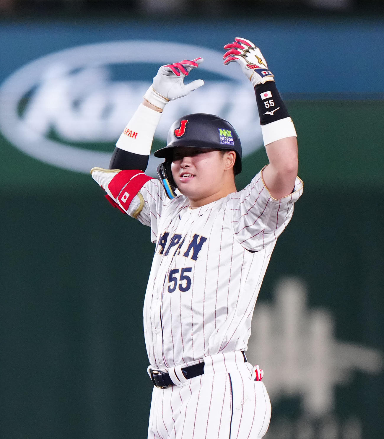 日本対イタリア　5回裏日本無死一、二塁、適時二塁打を放った村上（撮影・江口和貴）