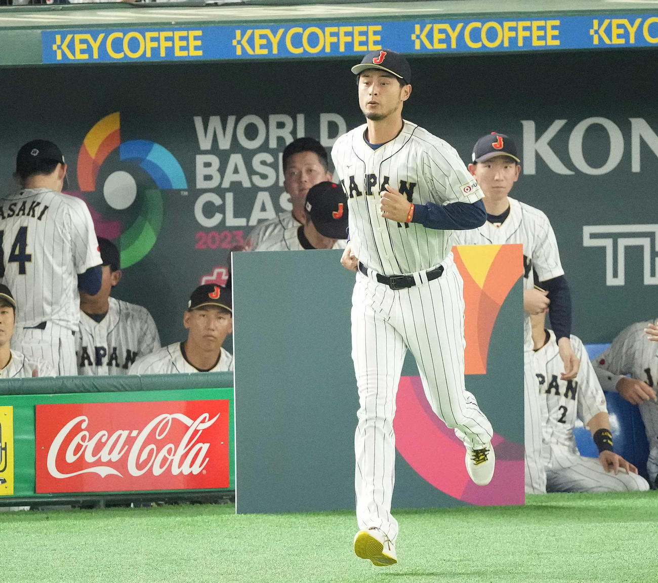日本対イタリア　試合前セレモニーで整列に向かうダルビッシュ（撮影・鈴木みどり）
