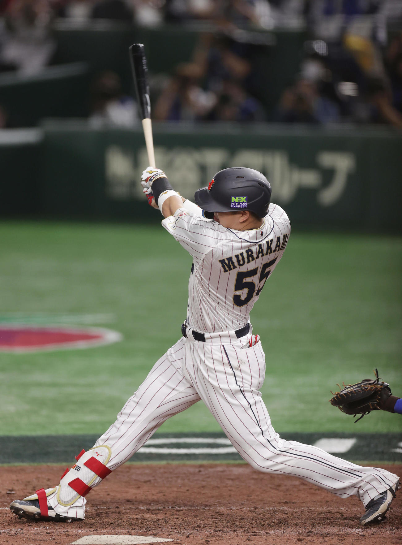 日本対イタリア　5回裏日本無死一、二塁、中2点適時二塁打を放つ村上（撮影・前田充）