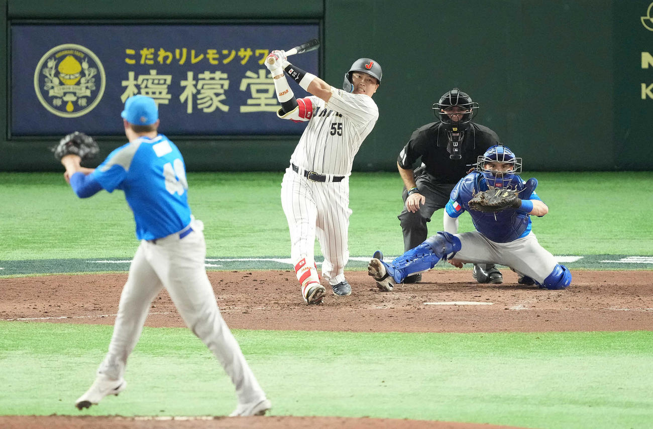 日本対イタリア　5回裏日本無死一、二塁、中越え適時二塁打を放つ村上。投手ニトリ（撮影・鈴木みどり）