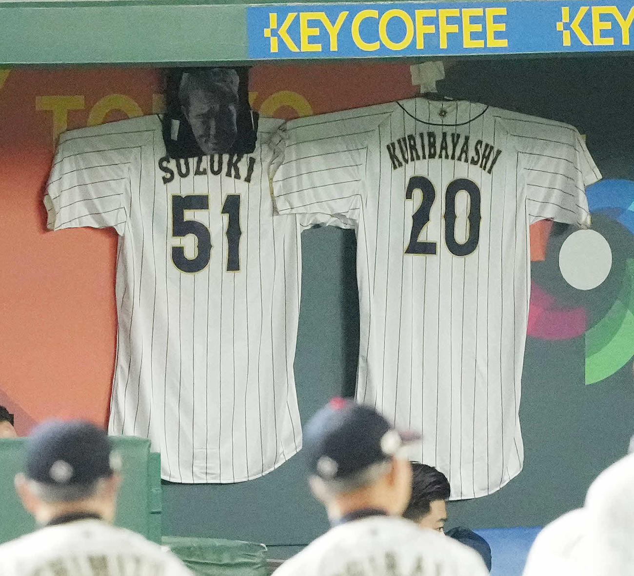日本対イタリア　ベンチに飾られる鈴木（左）と栗林のユニホーム（撮影・鈴木みどり）