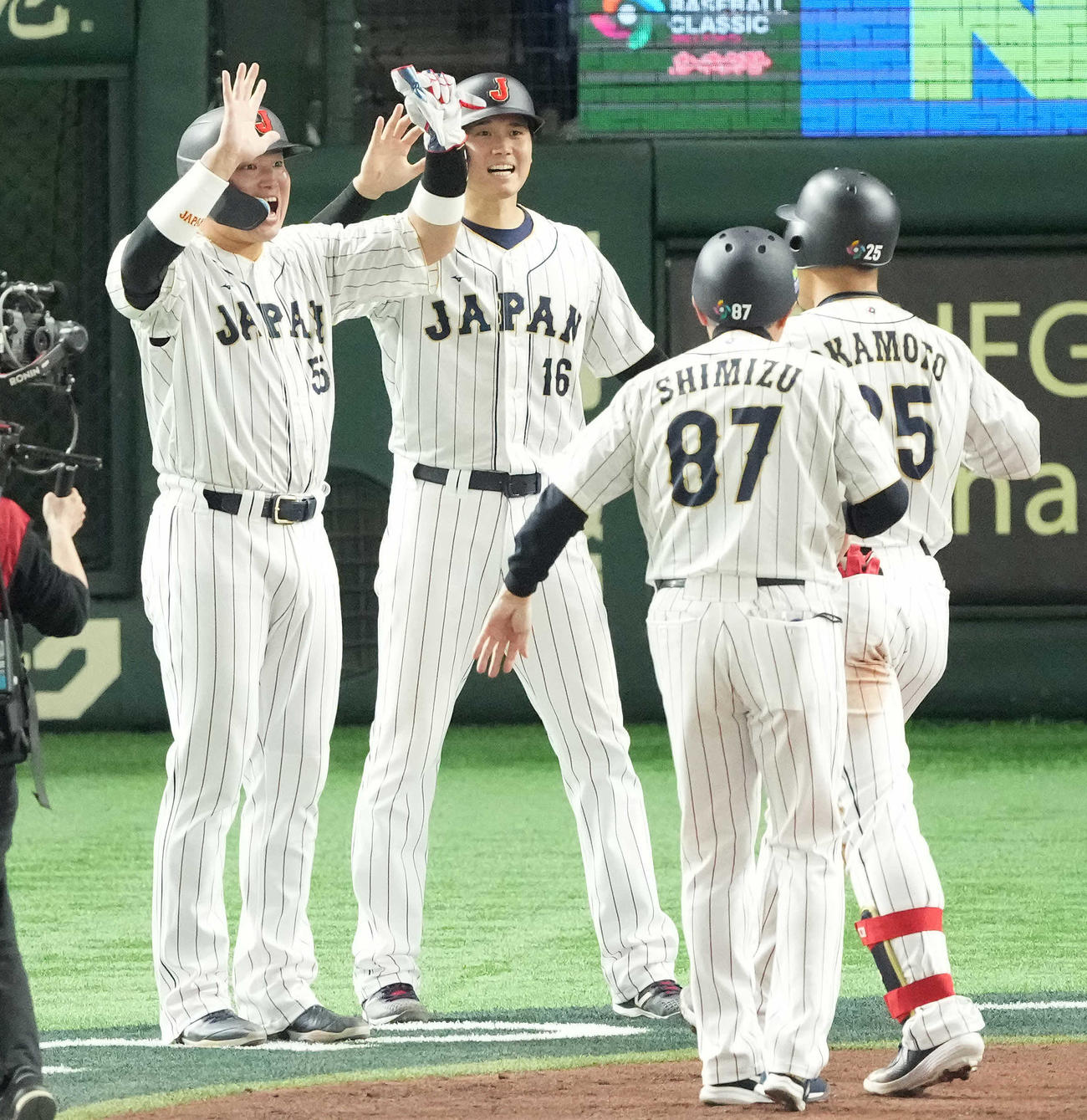 日本対イタリア　3回裏日本2死一、二塁、左越え3点本塁打を放った岡本（右）を迎える大谷（左から2人目）と村上（撮影・鈴木みどり）