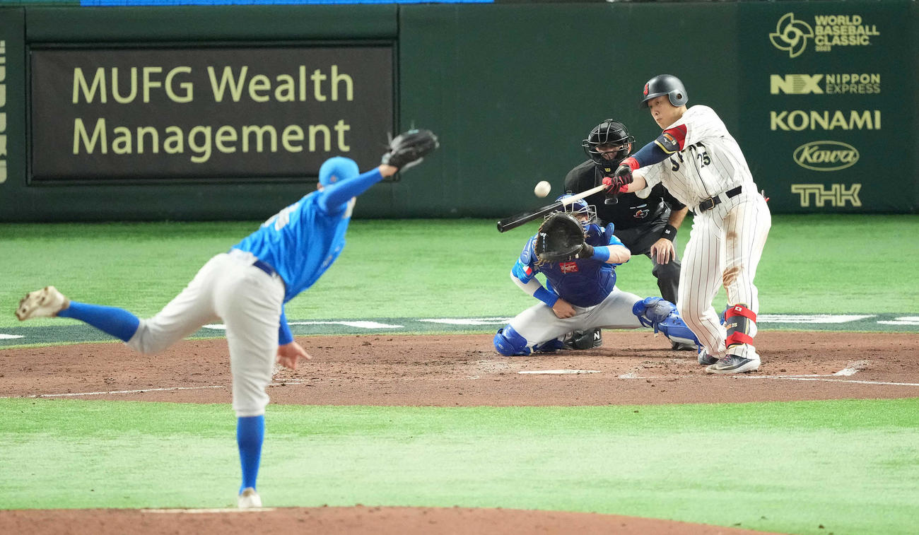 日本対イタリア　3回裏日本2死一、二塁、左越え3点本塁打を放つ岡本。投手ラソーサ（撮影・鈴木みどり）